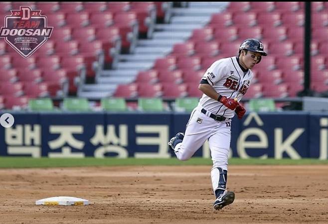 결정적인 석 점 홈런 터뜨린 두산 허경민 [두산 베어스 인스타그램 캡처. 재판매 및 DB 금지]