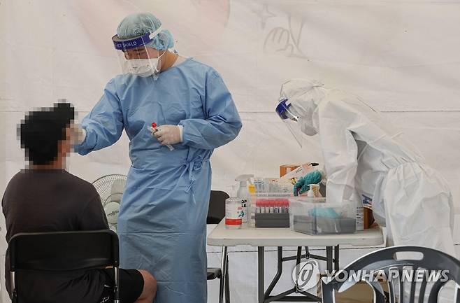 일상 복귀 전 코로나19 검사 (서울=연합뉴스) 황광모 기자 = 추석 연휴 마지막 날인 22일 오전 서울 광진구 동서울터미널에 설치된 임시 선별검사소에서 의료진들이 귀경객을 비롯한 시민들의 신종 코로나바이러스 감염증(코로나19) 검사를 하고 있다.
    이 임시 선별 검사소는 추석 연휴 기간 터미널을 이용할 이용객들을 위해 운영되고 있다. 2021.9.22 hkmpooh@yna.co.kr