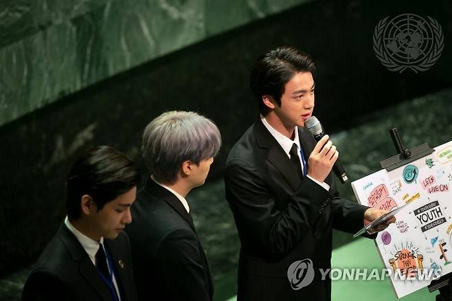 SDG Moment 발언하는 BTS 진 (뉴욕=연합뉴스)  그룹 BTS(방탄소년단) 진이 20일(현지시각) 뉴욕 유엔본부 총회장에서 열린 제2차 SDG Moment(지속가능발전목표 고위급회의) 개회식에서 발언하고 있다2021.9.21 [유엔제공. 재판매 및 DB 금지] jjaeck9@yna.co.kr