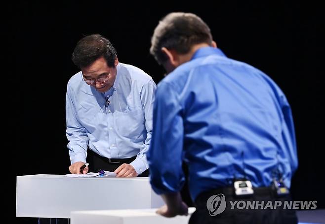 100분토론에서 대결하는 이낙연 이재명 (서울=연합뉴스) 더불어민주당 이낙연 대선 경선 후보(왼쪽)와 이재명 대선 경선 후보가 14일 오후 서울 마포구 상암동 MBC에서 100분 토론을 준비하고 있다.   2021.9.14 [국회사진기자단] zjin@yna.co.kr