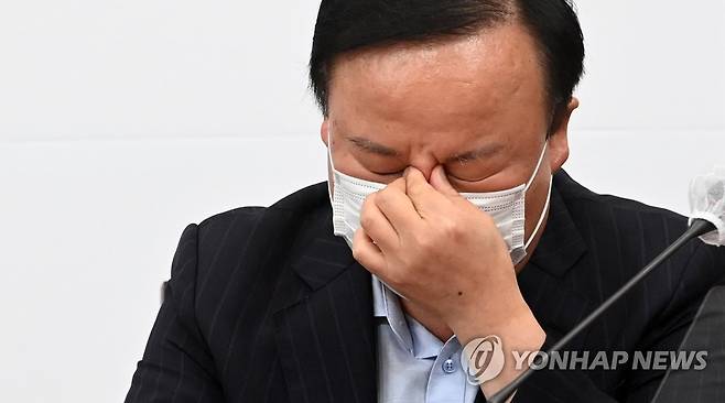 생각에 잠긴 김재원 최고위원 (서울=연합뉴스) 하사헌 기자 = 13일 서울 여의도 국회에서 열린 국민의힘 최고위원회의에서 김재원 최고위원이 생각에 잠겨 있다. 2021.9.13 [국회사진기자단] toadboy@yna.co.kr