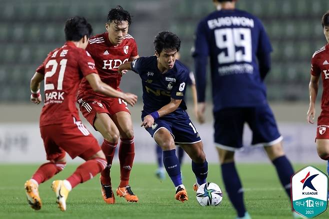 부산과 서울 이랜드의 경기 모습 [한국프로축구연맹 제공. 재판매 및 DB 금지]