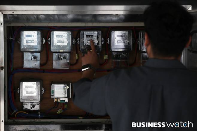 22일 서울에 위치한 다세대주택단지에서 한 입주민이 전기 계량기를 살펴보고 있다./사진=이명근 기자 qwe123@