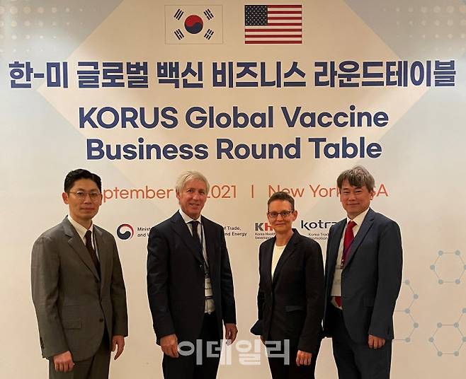 한미 글로벌 백신 파트너쉽 참석한 업계 관계자들과 김진우 프레스티지바이오파마 그룹 부회장(오른쪽 끝) 및 데보라 모신스키 프레스티지바이오파마 미국법인 연구소장(오른쪽 끝에서 두번째)[프레스티지바이오파마 제공]