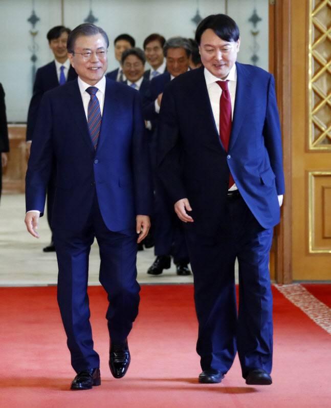 문재인 대통령이 2019년 7월 25일 오전 청와대에서 윤석열 신임 검찰총장에게 임명장을 수여한 뒤 함께 환담장으로 이동하고 있다 (사진=연합뉴스)