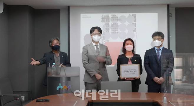 시민단체 손잡고와 공공상생연대기금이 23일 개최한 ‘공개 법정’ 추진 선포식에서 관계자들이 국가배상 청구 소장을 들고 있다.(사진=손잡고 유튜브 갈무리)