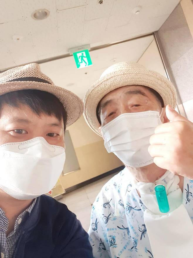 소설가 이외수의 장남 한얼씨가 21일 이 작가의 페이스북에 올린 사진(사진=이외수 페이스북 캡처)