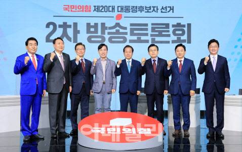 국민의힘 대선 예비후보들이 23일 오후 서울 강서구 ASSA 스튜디오에서 열린 제20대 대통령후보자 선거 제2차 방송토론회에 앞서 기념촬영을 하고 있다. 왼쪽부터 안상수, 윤석열, 최재형, 하태경, 홍준표, 황교안, 원희룡, 유승민 후보.(사진=국회사진취재단)