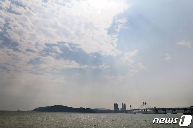 9일 부산 해운대구 마린시티에서 바라 본 하늘이 푸르게 보이고 있다. 2020.9.9/뉴스1 © News1 여주연 기자