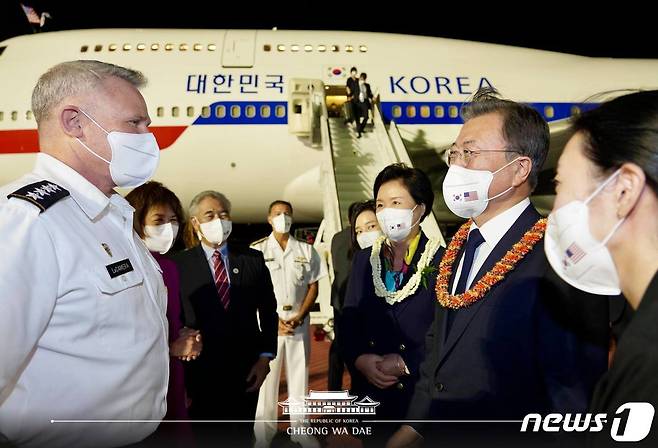 한미 유해 상호 인수를 위해 미국 하와이를 방문한 문재인 대통령과 김정숙 여사가 21일(현지시각) 히캄 공군기지에서 아퀼리노 인도태평양사령관의 영접을 받고 있다. (청와대 페이스북) 2021.9.22/뉴스1