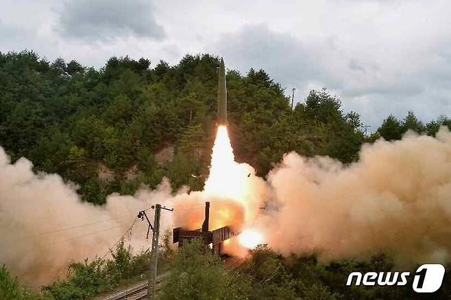 (평양 노동신문=뉴스1) = 북한이 지난 15일 철도기동미사일연대 검열사격 훈련을 진행했다고 노동당 기관지 노동신문이 16일 보도했다. 김정은 당 총비서는 참석하지 않았다. 사진은 신문이 공개한 미사일 발사 장면으로 열차에 설치된 발사대에서 미사일이 발사되고 있다. 합동참모본부는 전날 북한이 두 발의 단거리 탄도미사일을 발사했다고 밝힌 바 있다. [국내에서만 사용가능. 재배포 금지. DB 금지. For Use Only in the Republic of Korea. Redistribution Prohibited] rodongphoto@news1.kr