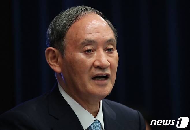 스가 요시히데 일본 총리가 9일 (현지시간) 도쿄 집무실에서 기자회견을 갖고 코로나19 사태 대응을 위해 자민당 총재 선거에 불출마를 밝히고 있다. © AFP=뉴스1 © News1 우동명 기자