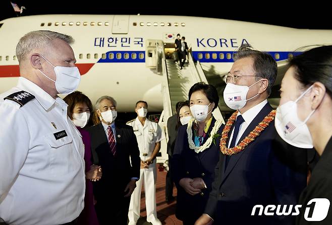 한미 유해 상호 인수를 위해 미국 하와이를 방문한 문재인 대통령과 김정숙 여사가 21일(현지시각) 히캄 공군기지에서 존 아퀼리노 인도태평양사령관의 영접을 받고 있다. (청와대 제공) 2021.9.22/뉴스1