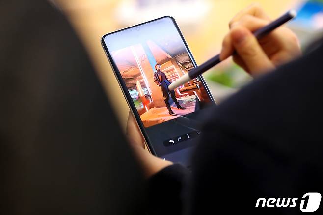 (서울=뉴스1) 김정현 기자 = 삼성전자가 갤럭시S 시리즈와 갤럭시노트 시리즈를 통합할 가능성이 제기됐다. 삼성이 갤럭시S22 울트라 모델에 S펜을 내장할 전망이다. 2021.1.15/뉴스1 © News1 이동해 기자