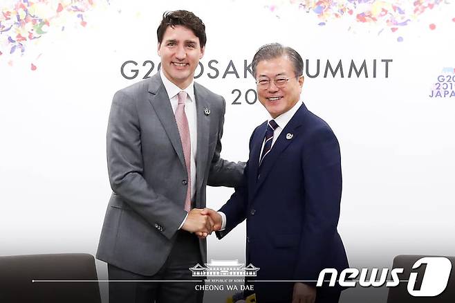 문재인 대통령이 쥐스탱 트뤼도 캐나다 총리와 악수하고 있다. (청와대 페이스북) 2019.6.29/뉴스1
