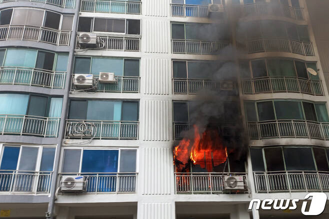 21일 오전 10시6분께 울산 울주군 언양읍의 한 12층짜리 아파트 2층에서 불이 나 소방당국이 진화 작업을 하고 있다.(울산소방본부 제공) © 뉴스1
