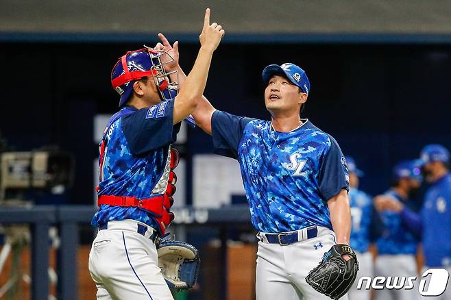 삼성 포수 강민호와 마무리 투수 오승환. (뉴스1 DB) /뉴스1 © News1 안은나 기자