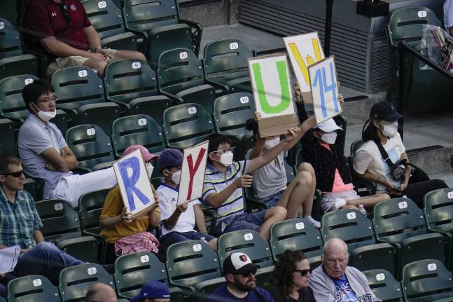 Spectators hold signs honoring Toronto Blue Jays starting pitcher Hyun Jin Ryu. AP연합뉴스
