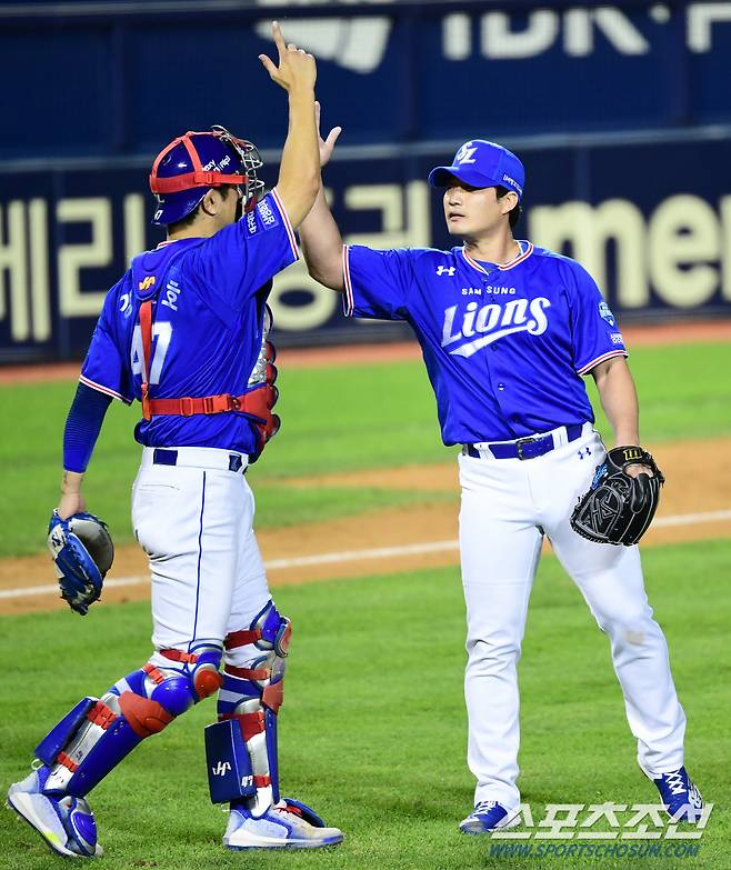 2021 KBO리그 LG트윈스와 삼성라이온즈의 경기가 23일 서울잠실야구장에서 열렸다. 삼성 오승환이 7대4 승리를 확정짓고 강민호와 하이파이브 하고 있다.  잠실 =최문영 기자 deer@sportschosun.com /2021.09.23/