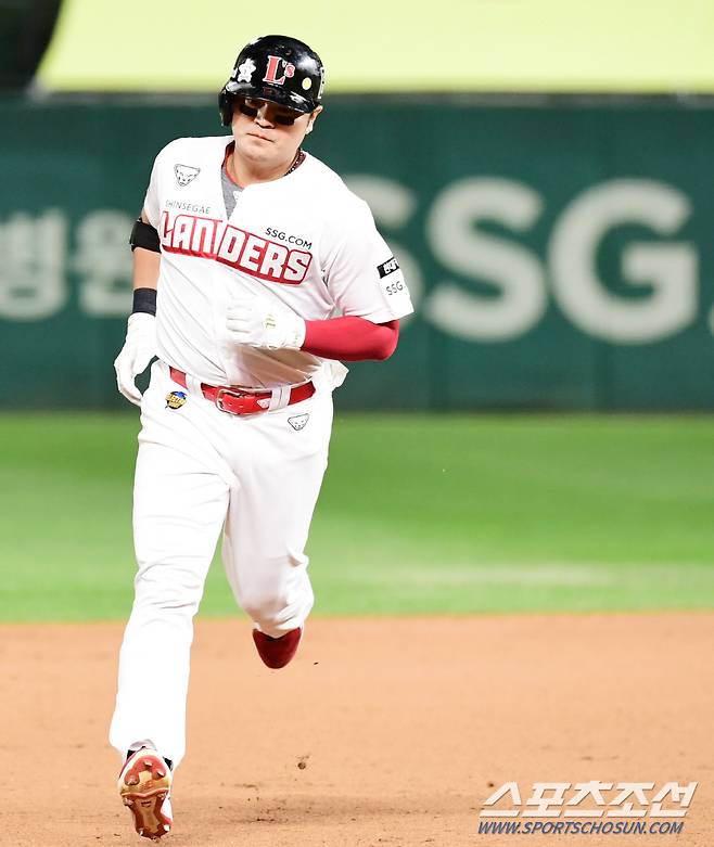 그라운드를 돌고 있는 추신수. 인천=송정헌 기자 songs@sportschosun.com/2021.09.23/