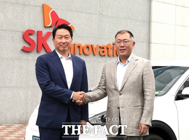 정의선 현대차그룹 회장(오른쪽)과 최태원 SK그룹 회장은 지난해 7월 충남 서산에 있는 SK이노베이션 배터리 생산 공장에서 만나 차세대 전기차 배터리 기술과 관련해 협력 방안 등을 논의한 바 있다. /현대차그룹 제공