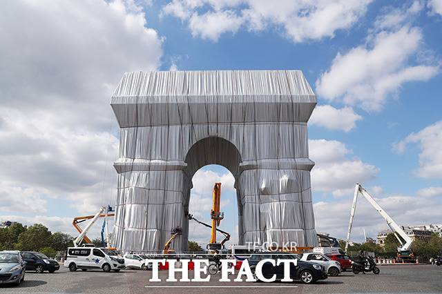 2만5000㎡의 천과 총 3000m에 달하는 밧줄로 개선문을 뒤덮는다.