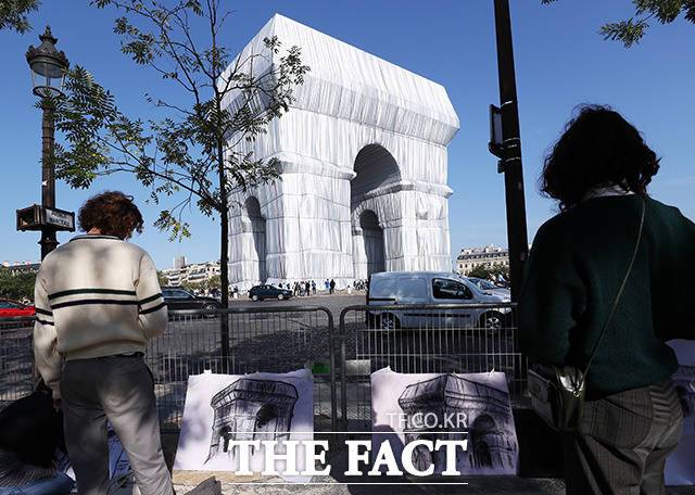 지난 18일(현지시간)부터 공개된 '포장된 개선문'