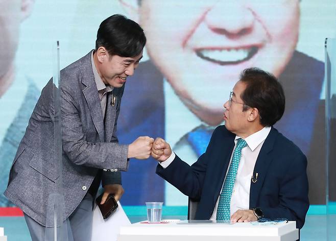 홍준표, 하태경 국민의힘 대선 예비후보가 23일 오후 서울 강서구 ASSA빌딩 스튜디오에서 열린 제20대 대통령 후보자 선거 2차 방송토론회에서 인사하고 있다. /뉴시스