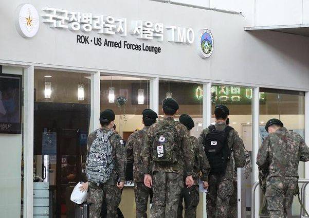 서울역 TMO로 이동하고 있는 군 장병들. /연합뉴스