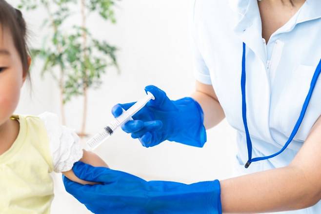 정부가 4분기인 10월부터 12~17세 소아청소년과 임신부를 대상으로 하는 신종 코로나바이러스 감염증(COVID-19·코로나19)&nbsp;백신 접종 계획을 내주 월요일인 27일 오후 브리핑을 통해 발표할 계획이다. 이날 브리핑에서는 추가 접종(부스터샷)과 미접종자 접종에 대한 계획도 발표된다.&nbsp;게티이미지뱅크