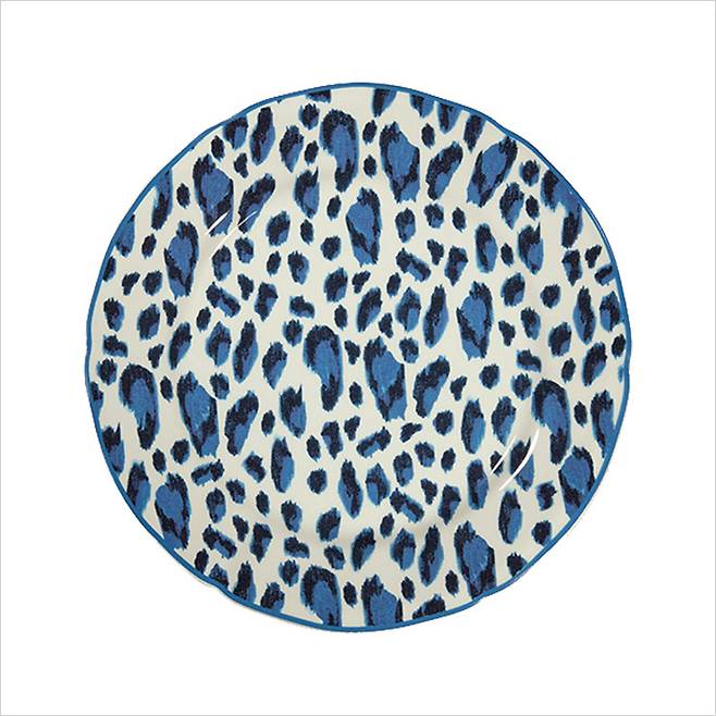 울트라 마린 컬러의 레오퍼드 프린트로 장식한 ‘미차’ 라인의 접시. 무슈 디올이 아끼던 뮤즈 중 한 명인 미차 브리카르의 취향을 반영해 레오퍼드 프린트를 적용했다.