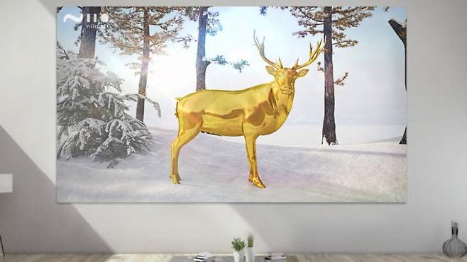 삼성전자가 세계적인 디지털 아트 플랫폼 기업인 니오(Niio.Art)와 전략적 파트너십을 체결하고 니오가 제공하는 디지털 예술 작품 전시를 확대한다고 23일 밝혔다. 사진은 디지털 아트 작가인 조나단 모나한의 이스케이프 팟(Escape Pod)이라는 작품이 니오 앱을 통해 미국 한 갤러리에 전시 돼 있는 모습.