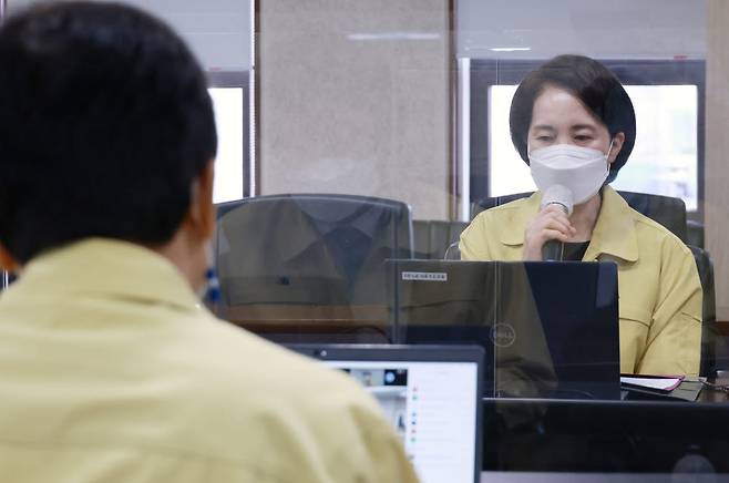 유은혜 부총리가 정은경 질병관리청장과 영상회의를 통해 4분기 예방접종 계획에 대해 논의하고 있다. 사진제공=교육부