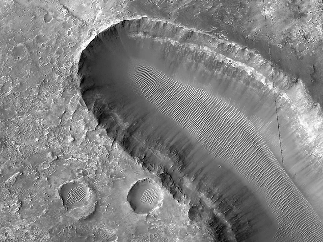 거대한 아메바 화석 같은 구덩이. 사진=NASA/JPL/UArizona