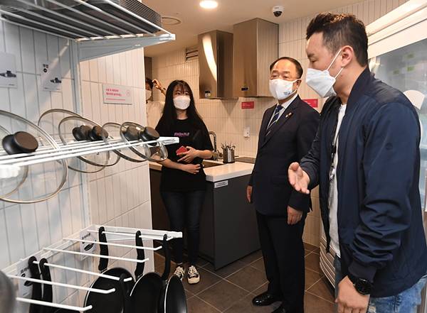 홍남기 경제부총리 겸 기획재정부 장관이 지난 6월 호텔 리모델링 청년주택인 서울 영등포 아츠스테이를 찾아 현장을 점검하고 있다.(사진=기획재정부)