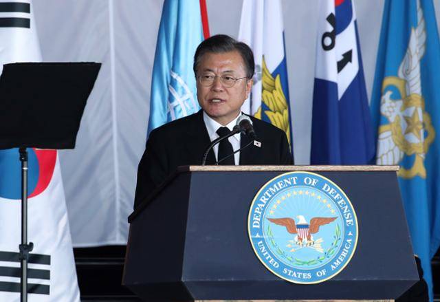 재인 대통령이 22일(현지시간) 미국 히캄 공군기지 19번 격납고에서 열린 한미 유해 상호 인수식에서 추모사를 하고 있다. 뉴시스