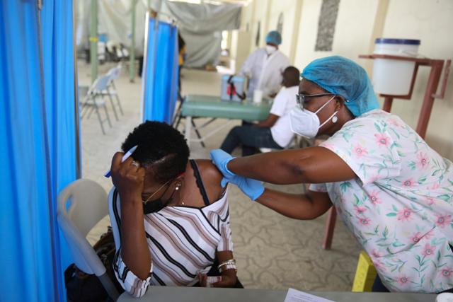 카리브해 섬나라 아이티의 의료 종사자들이 지난 7월 27일 코백스가 공급한 코로나19 백신을 맞고 있다. AP 연합뉴스
