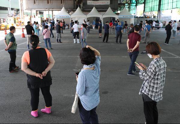 코로나19 임시 선별진료소에서 시민들이 검사를 받기 위해 순서를 기다리고 있다./사진=조선일보 DB