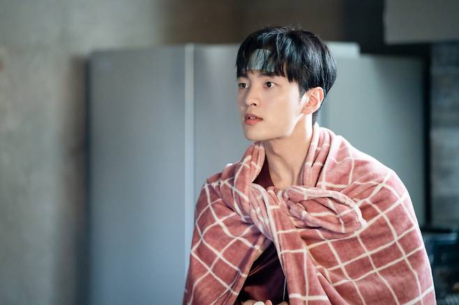 Kim Min-jae, a Dali and Gamja-tang, is attracting attention as he is seen armed with a set of three types of silk pajamas, antipyretic patches and blankets vibrating from the inside of the department (rich smell).He is so enthralled and sore, raising questions about why he appeals for the aftereffects of his trip (?).KBS 2TVs new tree drama Dali and Gamja-tang (played by Son Eun-hye, Park Se-eun / directed by Lee Jung-seop / produced by Monster Union Corpus Korea) said on the 23rd that Jin Muhak (Kim Min-jae)s aftereffects of the trip (?) SteelSeries released.Dari and Gamja-tang is Ignorance - Ignorance - Muhak 3 The One in Life is a Casualism man and Bon to Bee Gutti, but the life ignorant Casticism woman is Art romance that narrows the gap between each other through the medium of the museum. Healer, Lee Jung-seop of Baking King Kim Tong-gu, One wonderful day, Love of Witches, and Park Se-euns work.In the background of a beautiful art museum that captures the eyes, it presents a new concept artistic romance that has never been seen before.In the first episode of Dary and Gamja-tang broadcast on the 22nd, Gamja-tang global food company Don Don F & B Jin Sang-moo Muhak, who knows only money and pigs, was shown to have a fateful relationship with Art Fool Kim Dal-ri (Park Kyu-young) on a business trip to the Netherlands.Muhak, who was spent one night in Dalis quarters, suffered an accident in which Dali and his body were folded due to a power outage.The two peoples appearance was a thrilling sensation to viewers by decorating the first ending.Meanwhile, the SteelSeries released showed Muhak suffering from extreme aftereffects (?) after the Netherlands business trip.The silk pajamas, the fever patch, and the blanket wrapped around the body reveal that Muhak is suffering from body trouble, and the time soon causes the curiosity about why Muhak, who is a money, is suffering from a sickness while absent from the company.I wonder what kind of wave Muhaks life caused by the meeting with Dali, which was like a dream.In the meantime, Miri (Hwang Bo-ra), the secretary, is here to take care of her boss; Muhak, who heard something from Miri, is so surprised that her pupils expand.Attention is drawn to what Miris first step (?) that hit Muhaks headlines will be.Muhak will undergo a series of events like Dali and Dreams on a business trip in the Netherlands and face a big change in his life, said Dali and Gamja-tang, who said, Please check out the reason why Muhak is absent from the company and is sick at home at 9:30 p.m. today (23rd).On the other hand, Dali and Gamja-tang, who finished the three-month break and became the first runners-up in the KBS 2TV drama lineup, will be broadcast every Wednesday - Thursday at 9:30 pm.iMBC  Photos Offering Monster Union, Corpus Korea