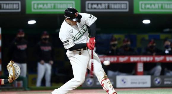 SSG 랜더스 이재원은 23일 열린 롯데 자이언츠와 홈 경기에서 3안타를 치며 활약했다. 그는 9회말 2사 3루 상황에서 타석에 나와 이날 세 번째 안타를 끝내기 안타로 장식했다. SSG는 롯데에 9-8로 짜릿한 끝내기 승리를 거뒀다. [사진=뉴시스]