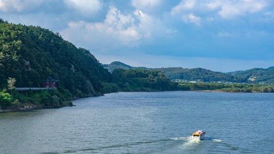 수륙양용버스는 백제문화단지를 출발해 물길을 따라 백마강 일대를 누빈다. 내부에는 자동차 핸들과 선박용 키가 함께 달려 있다. 백종현 기자