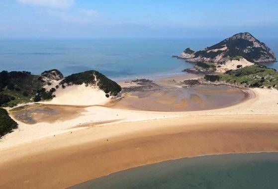드론으로 촬영한 목기미해변. 물이 빠진 시각이어서 해안 사구가 훤히 드러났다. 손민호 기자
