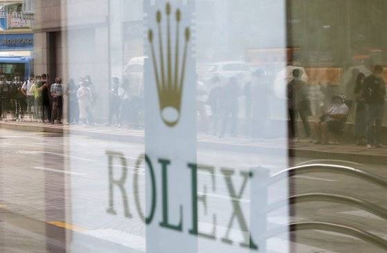 롤렉스를 사기 위해 대기중인 시민들. 뉴스1