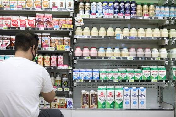 서울 시내 한 편의점에 진열된 우유. 뉴스1