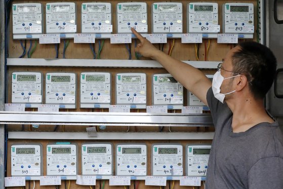 오는 10월 1일부터 전기요금이 1kWh당 3원 오른다. 2013년 11월 이후 8년만의 인상으로, 4인가족 기준으로 월 1050원이 오르는 셈이다. 23일 서울의 한 다세대주택에서 관리인이 전기 계량기를 살펴보고 있다. 뉴스1