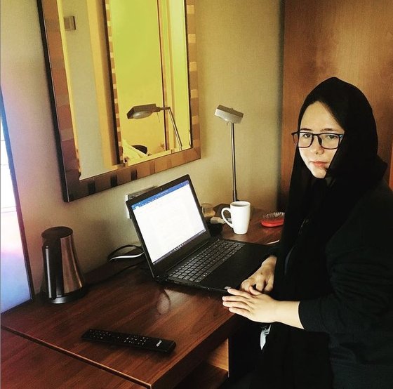 자흐라 조야는 아프간 난민 숙소인 영국의 한 호텔에서 노트북을 펴고 일한다. 사진 인스타그램 캡처
