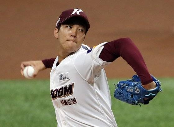 방역 수칙을 위반해 징계를 받은 키움의 우완 투수 안우진이 선발등판해 역투하고 있다. 연합뉴스