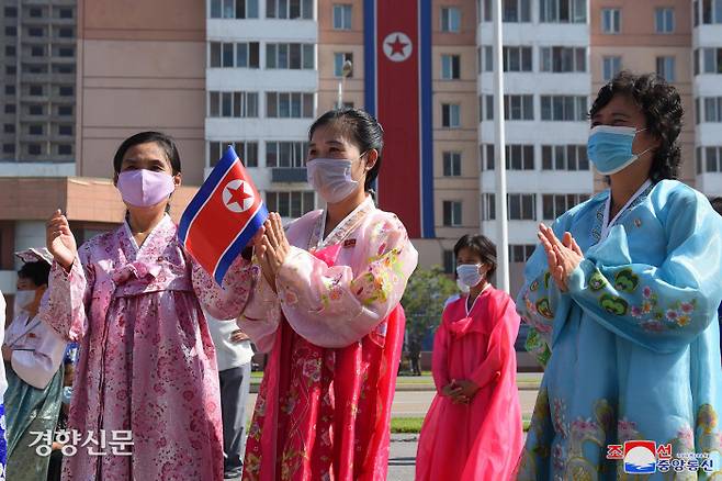 북한이 23일 “방역 안전은 매우 중요한 문제”라며 방역 고삐 죄기에 나섰다. 사진은 지난 9일 ‘정권수립 73주년’ 경축행사에서 마스크를 쓴 채 박수를 치고 있는 북한 주민들.                                                                                                       조선중앙통신·연합뉴스