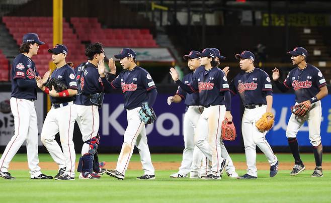 17일 수원KT위즈파크에서 열린 프로야구 롯데와 KT의 경기에서 2대0으로 승리한 롯데 선수들이 기뻐하고 있다. 연합뉴스