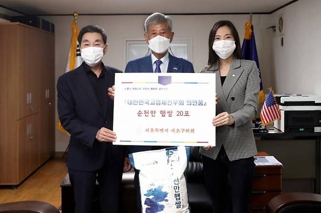 서울 서초구의회 김익태 의원(왼쪽)과 허은 의원이 복지시설을 찾아 의연품을 전달했다.&nbsp; &nbsp;서초구의회 제공